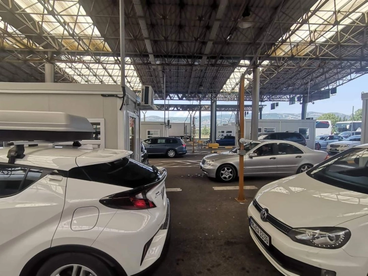 На граничните премини Табановце и Богородица се чека околу 30 минути