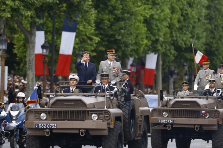 Франција го одбележа националниот празник со воена парада на Шанзелизе