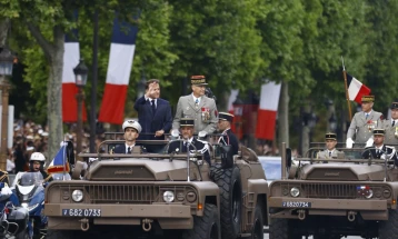 Франција го одбележа националниот празник со воена парада на Шанзелизе