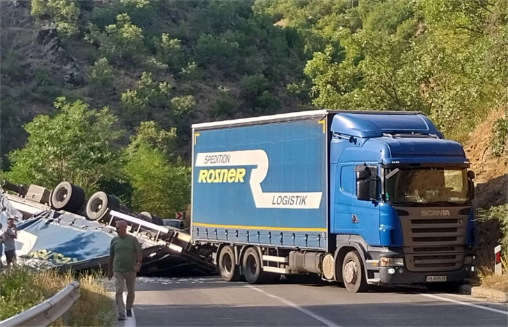 Një rimorkio e përmbysur e bllokoi rrugën Istibanja - Makedonska Kamenica, ndërpritet komunikacioni