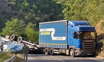 Një rimorkio e përmbysur e bllokoi rrugën Istibanja - Makedonska Kamenica, ndërpritet komunikacioni