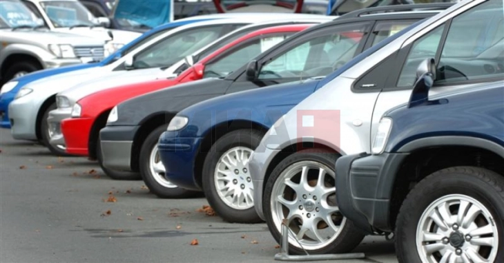 Налепници со ознаката „НМК“ наместо нови регистарски таблички