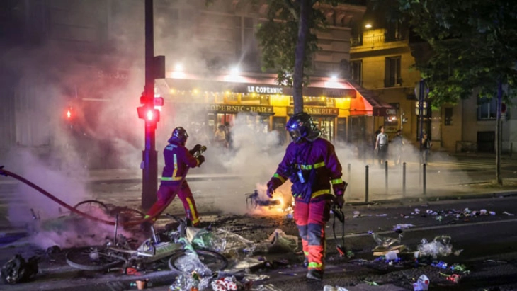 Голем пожар зафати осумкатница во Париз, 180 пожарникари на терен