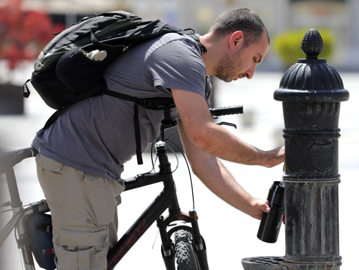 Konsumim i shtuar enorm i ujit, në disa pjesë të Shkupit reduktime dhe presion i ulur
