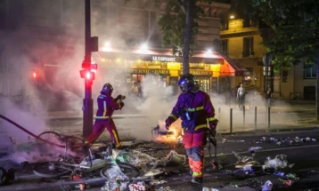 Një zjarr i madh përfshiu një ndërtesë tetëkatëshe në Paris, 180 zjarrfikës në terren