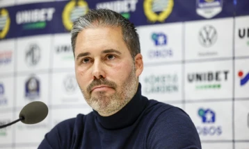 Шпанецот Сифуентес замена за Ван Нистелрој на клупата на Лестер