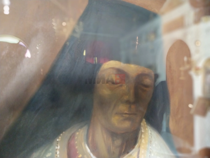 МИА НА ЕГИНА: Чудотворната икона на Свети Спиридон која трепка и ги отвора очите за надеж и за здравје