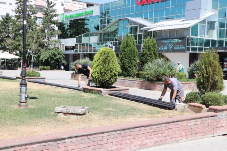 Почна замена на урбана опрема на плоштадот во Куманово