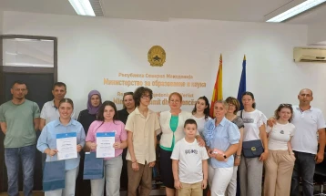 Јаневска им додели награди на учениците со најдобри есеи по повод 80 години од кодификацијата на македонскиот стандарден јазик