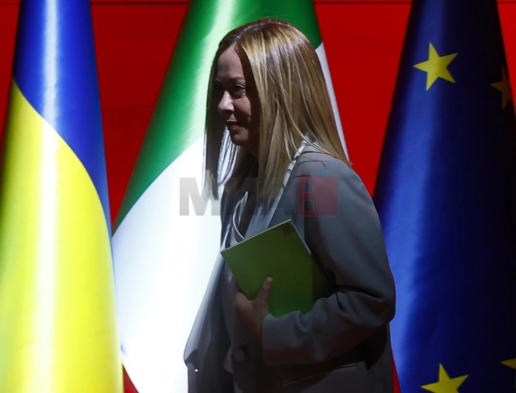 Мелони: Водењето држава е како секој ден да скокате со падобран