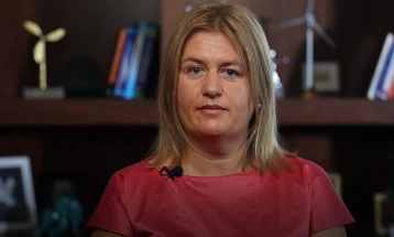 Bozhinovska për turbinën me erë në Shtip: Sinjal i fuqishëm për investime të qëndrueshme dhe tranzicion të gjelbër