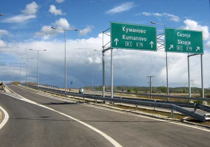 МВР: Поради пожар затворен за сообраќај автопатот од наплатна рампа Миладиновци до клучка Бунарџик, во двата правца, возилата се насочуваат кон Петровец