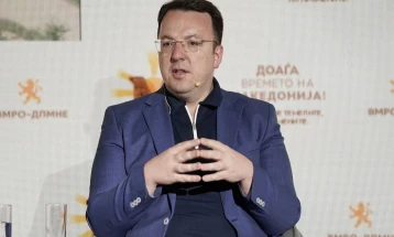 Николоски: Договорот со Обединетото Кралство целосно ќе ја трансформира Македонија