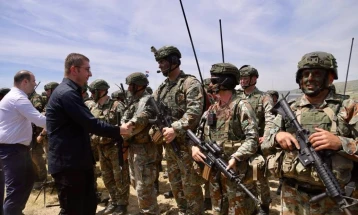 Mickoski, Misajllovski dhe Lafçiski në promovimin e pajisjeve të reja artilerike ushtarake 