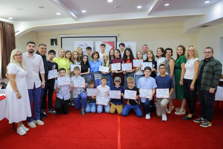 Сиљановска-Давкова им додели сертификати на учесниците на „Охрид камп за високо-технолошка извонредност“