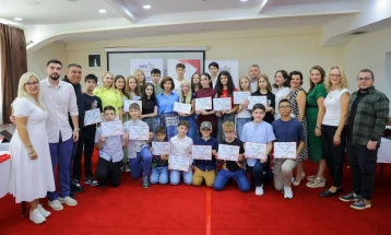 Сиљановска-Давкова им додели сертификати на учесниците на „Охрид камп за високо-технолошка извонредност“