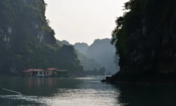 Дваесет и осум загинати по превртувањето на туристички брод во Виетнам (ДПЛ)