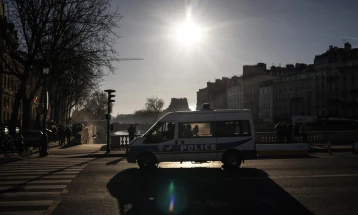 Во Лимож 100 луѓе фрлаа рачни бомби и молотови коктели врз возила и полиција