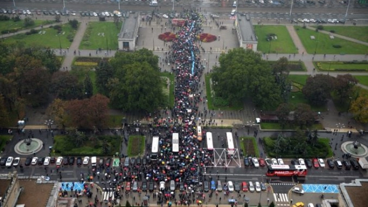 „Полска на Полјаците“: Илјадници луѓе се собраа во Варшава и 80 други градови во Полска за да протестираат против приемот на мигранти
