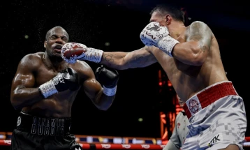 Усик го нокаутира Дубоа во петтата рунда и стана апсолутен светски шампион