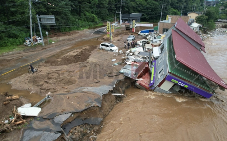 Свлечишта и поројни дождови во Јужна Кореја: Најмалку 18 загинати, 9 исчезнати