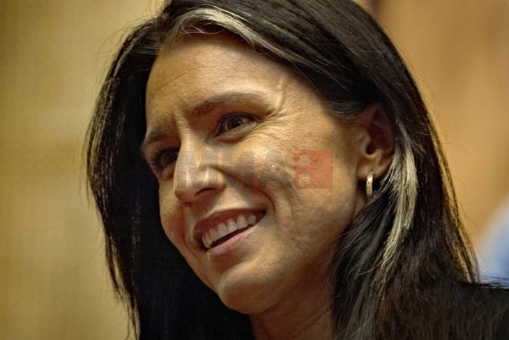 Tullsi Gabard paralajmëron padi penale kundër Obamës: 