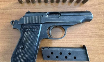 МВР: Кај 23-годишник од Скопје пронајдено оружје и муниција