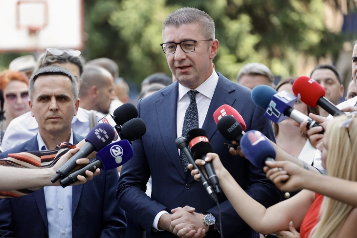 Проблемот со хонорарците во тетовската болница ќе се решава системски, најавија Мицкоски и Касами