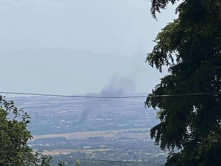 Две екипи на ТППЕ Куманово уште го гасат пожарот на улицата „Инудстриска“ во Куманово