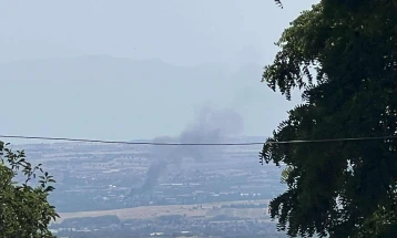 Две екипи на ТППЕ Куманово уште го гасат пожарот на улицата „Инудстриска“ во Куманово