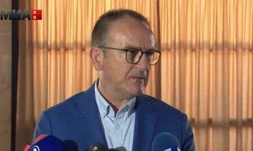 Алиу вработува, Таравари реагира