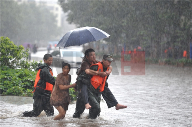 Dy persona kanë vdekur, 10 rezultojnë të zhdukur në përmbytjet në Kinën lindore