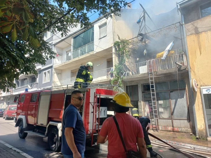 Изгаснат пожарот во Кочани, хоспитализирани  три лица