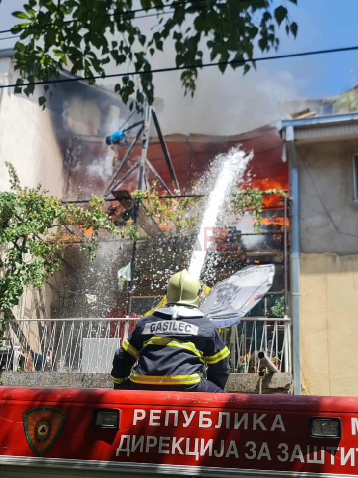 Zjarr në qendër të Koçanit  - një grua shpëtohet nga shtëpia që digjej