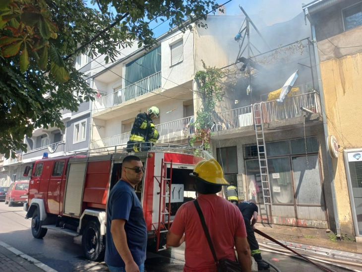 Shuhet zjarri në Koçan, hospitalizohen tre persona