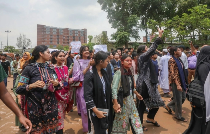 Ученици бараат правда по несреќата во Дака – „Застарени авиони убиваат“