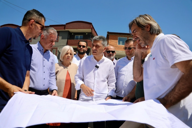 Меџити и Ганиу на увид на градежните активности  во населбата Саат Кула