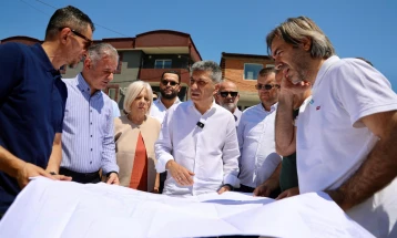 Меџити и Ганиу на увид на градежните активности  во населбата Саат Кула