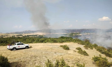 Zjarr në malin Serta mes fshatrave të Shtipit Dragoevë dhe Sellce