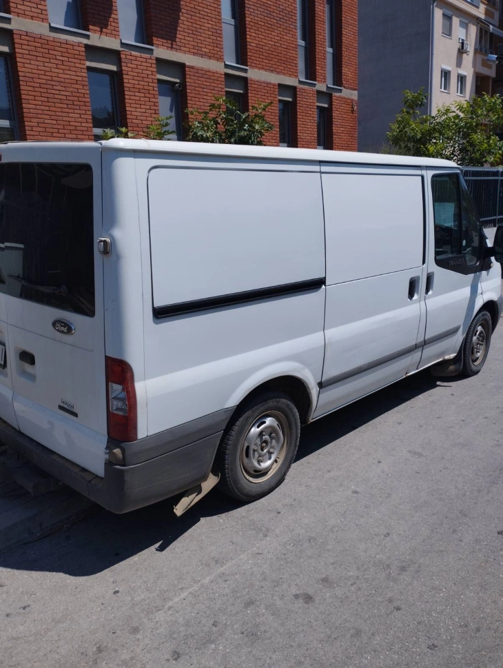 Приведени две лица, одземено товарното возило во кое се певезувале