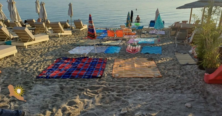 Отстранети пешкири, лежалки, чадори поставени без дозвола на плажите во Полихроно и Калитеа