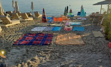 Отстранети пешкири, лежалки, чадори поставени без дозвола на плажите во Полихроно и Калитеа