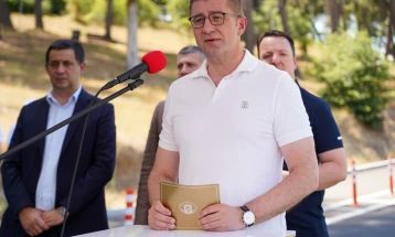 Мицкоски: Продолжуваме да се бориме за нашиот идентитет, да го повратиме распродаденото од националните предавства на претходната Влада