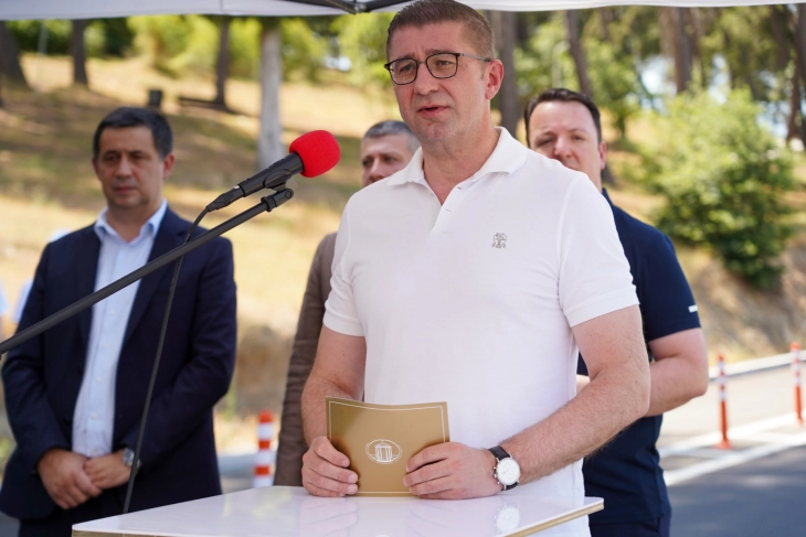 Mickoski: Vazhdojmë të luftojmë për identitetin tonë, ta kthejmë të shiturën nga tradhtitë nacionale të Qeverisë së kaluar