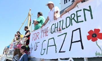 Израел го приведе екипажот на хуманитарен брод, меѓу нив и пратенички од Франција