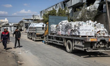 Откако Израел прогласи „тактичка пауза“, пристигнаа 100 камиони со помош во Газа