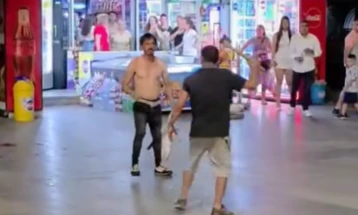 Полицијата го утврди идентитетот на лицата кои синоќа во центарот на Струмица се тепаа со секира-едното е приведено, другото се бара