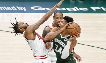 Чикаго го продолжи договорот со тренерот Донован