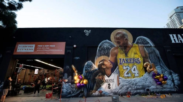 Патиките од дебито на Брајант za Лејкерс продадени на аукција