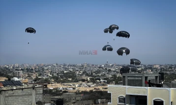 Израел втор ден дозволи воздушна помош во Газа, а влегуваат и повеќе камиони